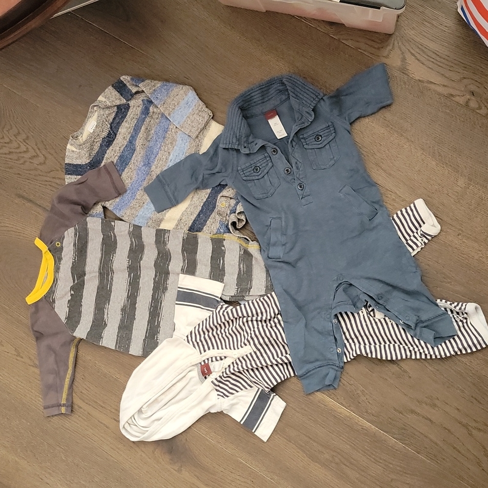 Bundle of 4 rompers